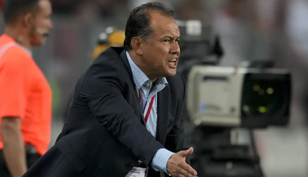Pelatih Timnas Peru, Juan Reynoso memberi instruksi kepara para pemainnya saat menghadapi Argentina pada laga Kualifikasi Piala Dunia 2026 Zona Conmebol di National Stadium, Lima, Peru, Rabu (18/10/2023) pagi WIB. (AP Photo/Martin Mejia)