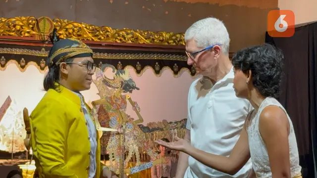 CEO Apple Tim Cook mengunjungi Museum Wayang bersama photojournalist Nyimas Laula, bertemu dengan dalang wayang kulit Fakih Tri Sera Fil Ardhi. Liputan6.com/Yuslianson