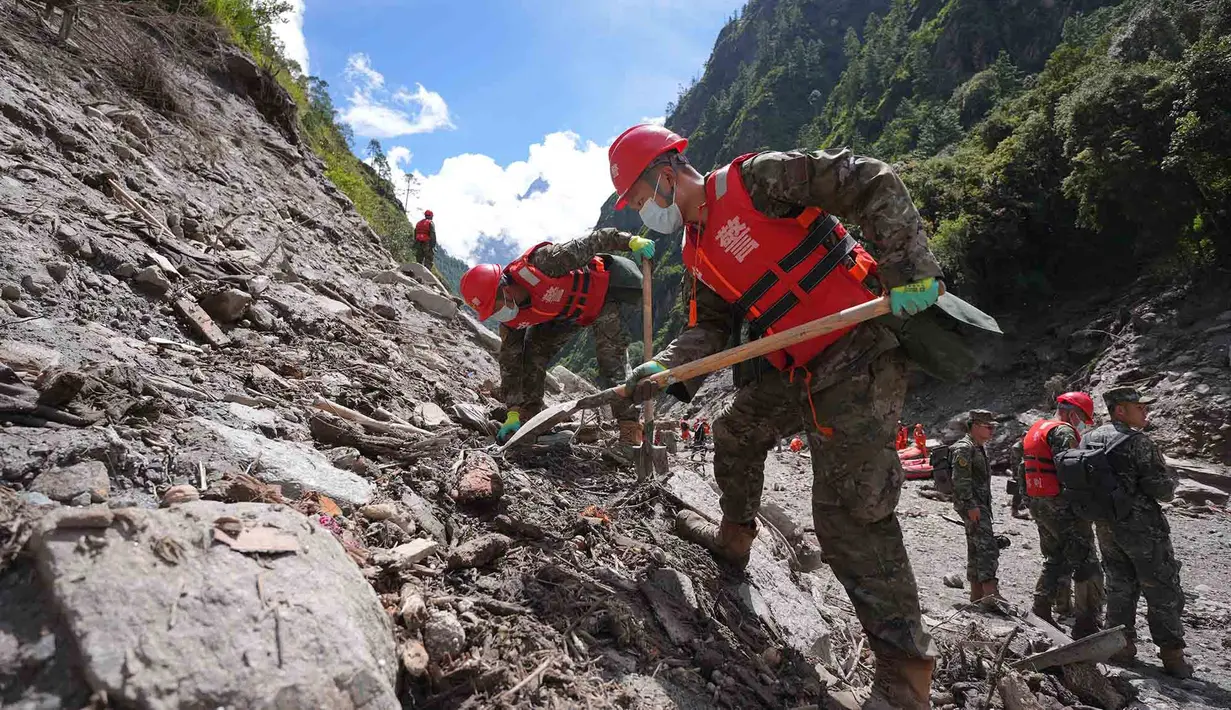 Anggota paramiliter melakukan operasi pencarian dan penyelamatan di lereng bukit yang berjarak 2 kilometer dari Pelabuhan Gyirong yang rusak akibat tanah longsor di Kabupaten Gyirong, wilayah Tibet di Tiongkok bagian barat, Sabtu, 29 Agustus 2026. (AFP/ CNS)