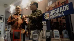 Presenter Tanah Air, Farhan, selaku pengguna aplikasi OLX (kiri) dan CEO OLX Indonesia, Daniel Tumiwa berbincang usai acara Peluncuran OLX Upgrade Indonesia, Jakarta, (14/8/2015). (Liputan6.com/Johan Tallo)
