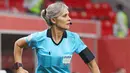 Neuza Back terpilih menjadi salah satu dari 69 asisten wasit yang akan berkontribusi di Piala Dunia 2022. Wanita berusia 37 tahun itu merupakan asisten wasit asal Brasil. (AFP/Karim Jaafar)