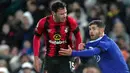Pemain Chelsea Christian Pulisic (kanan) berdiskusi dengan pemain Bournemouth Adam Smith pada pertandingan sepak bola Liga Inggris di Stadion Stamford Bridge, London, Inggris, 27 Desember 2022. Chelsea mengalahkan Bournemouth dengan skor 2-0. (AP Photo/Kin Cheung)