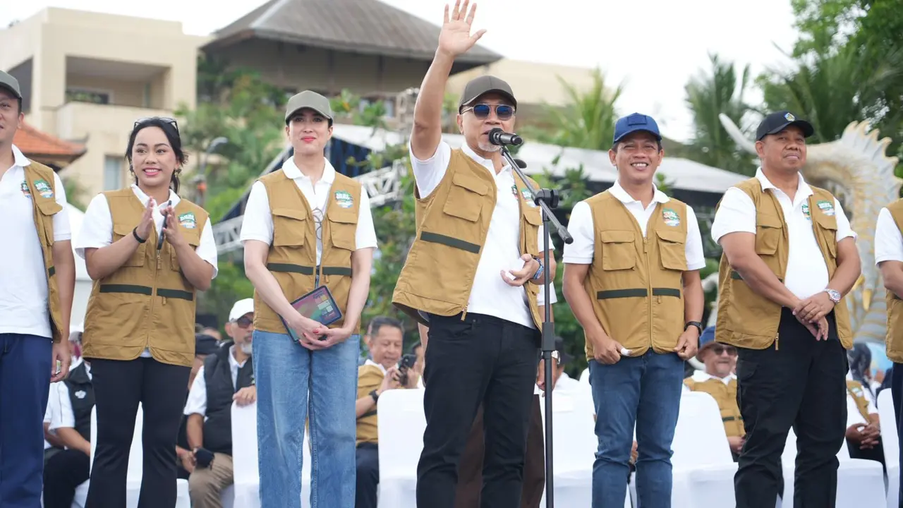 Menteri  Koordinator Bidang Pangan Zulkifli Hasan (Zulhas) saat menghadiri acara Aksi Bersih Sampah Laut, Pantai Kuta, Bali, Sabtu (4/1/2025).