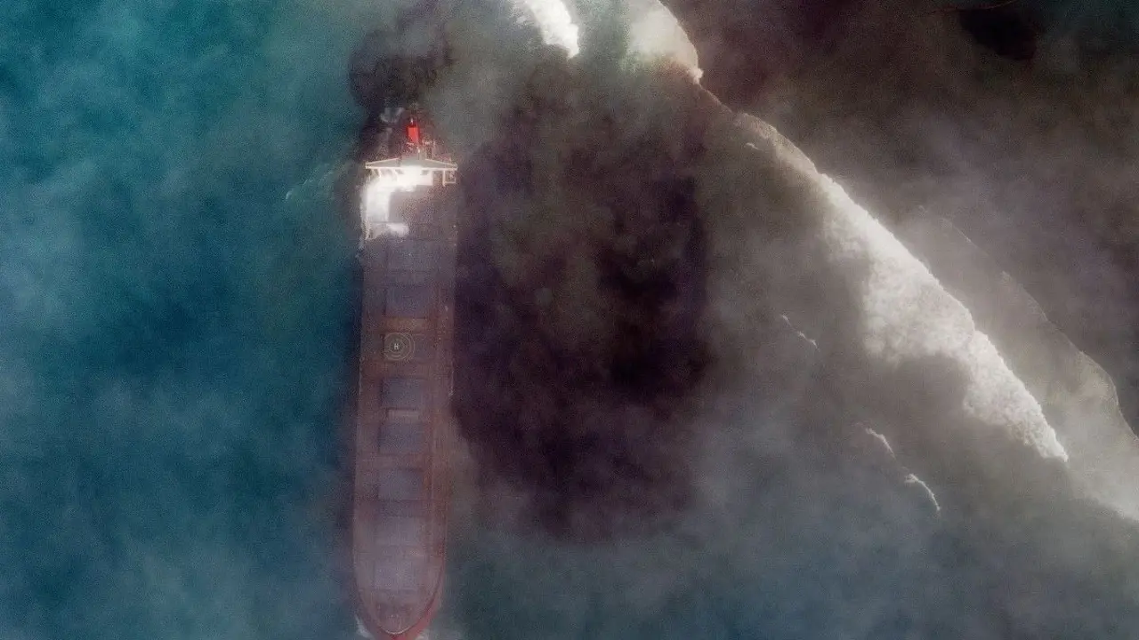Gambar satelit penampakan tumpahan minyak di lepas pantai Mauritius yang diambil oleh Maxar Technologies pada 7 Agustus 2020. (Maxar Technologies)