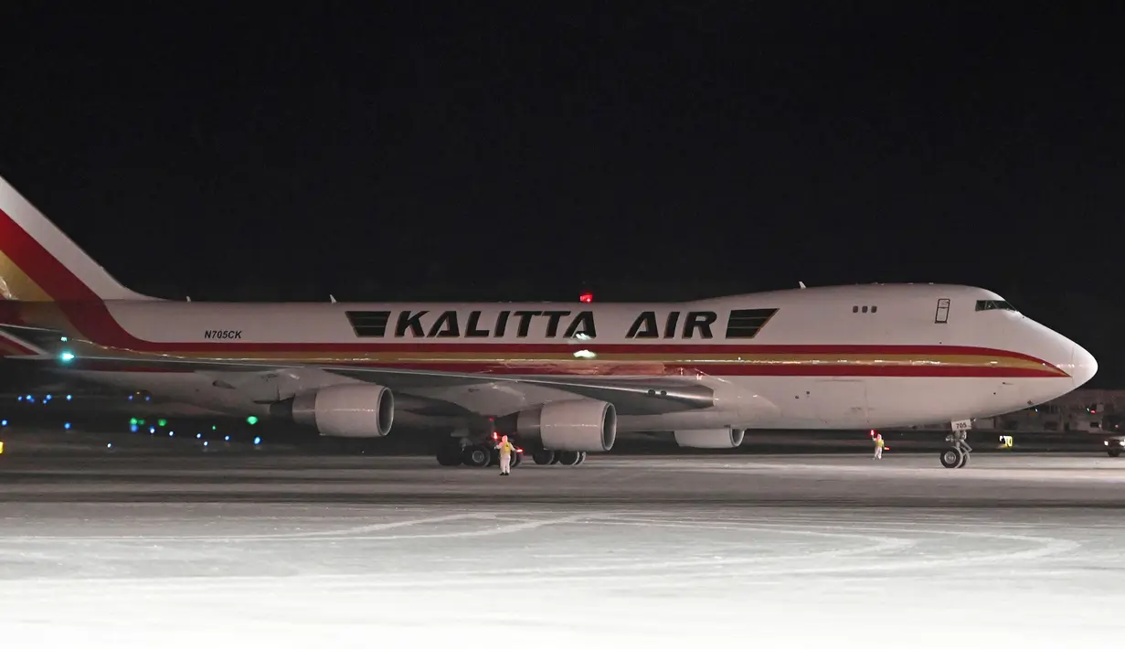 Pesawat yang mengangkut warga dan diplomat Amerika Serikat (AS) tiba di Ted Stevens Anchorage International Airport, Alaska, Selasa (28/1/2020). AS menyewa pesawat untuk mengevakuasi 240 warga dan diplomatnya dari Wuhan sehubungan dengan wabah virus corona. (Bill Roth/Anchorage, Daily News via AP)