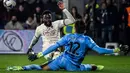 Pemain AC Milan Divock Origi (kiri) berhadapan dengan kiper Cremonese Marco Carnesecchi pada pertandingan sepak bola Serie A Liga Italia di Stadion Giovanni-Zini, Cremona, Italia, 8 November 2022. Pertandingan berakhir imbang 0-0. (Filippo MONTEFORTE/AFP)