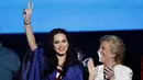 Katy Perry menemani Hillary Clinton menyapa pendukungnya di atas panggung saat tampil dalam kegiatan kampanye di Philadelphia, Pennsylvania, AS (5/11). (Reuters/Lucas Jackson)