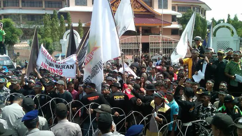 Gara-gara Komentar di Facebook, Ketua DPRD Batam Didemo Warga