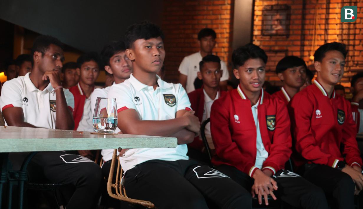 Sejumlah pemain Timnas Indonesia U-17 saat menyaksikan pengundian babak penyisihan grup Piala Dunia U-17 2023 dari salah satu restoran di Jakarta, Jumat (16/9/2023). (Bola.com/Abdul Aziz)