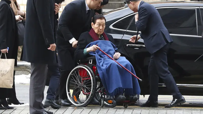 Shin Kyuk-ho tiba di Central District Court di Seoul dengan menggunakan kursi roda (22/12/2017).