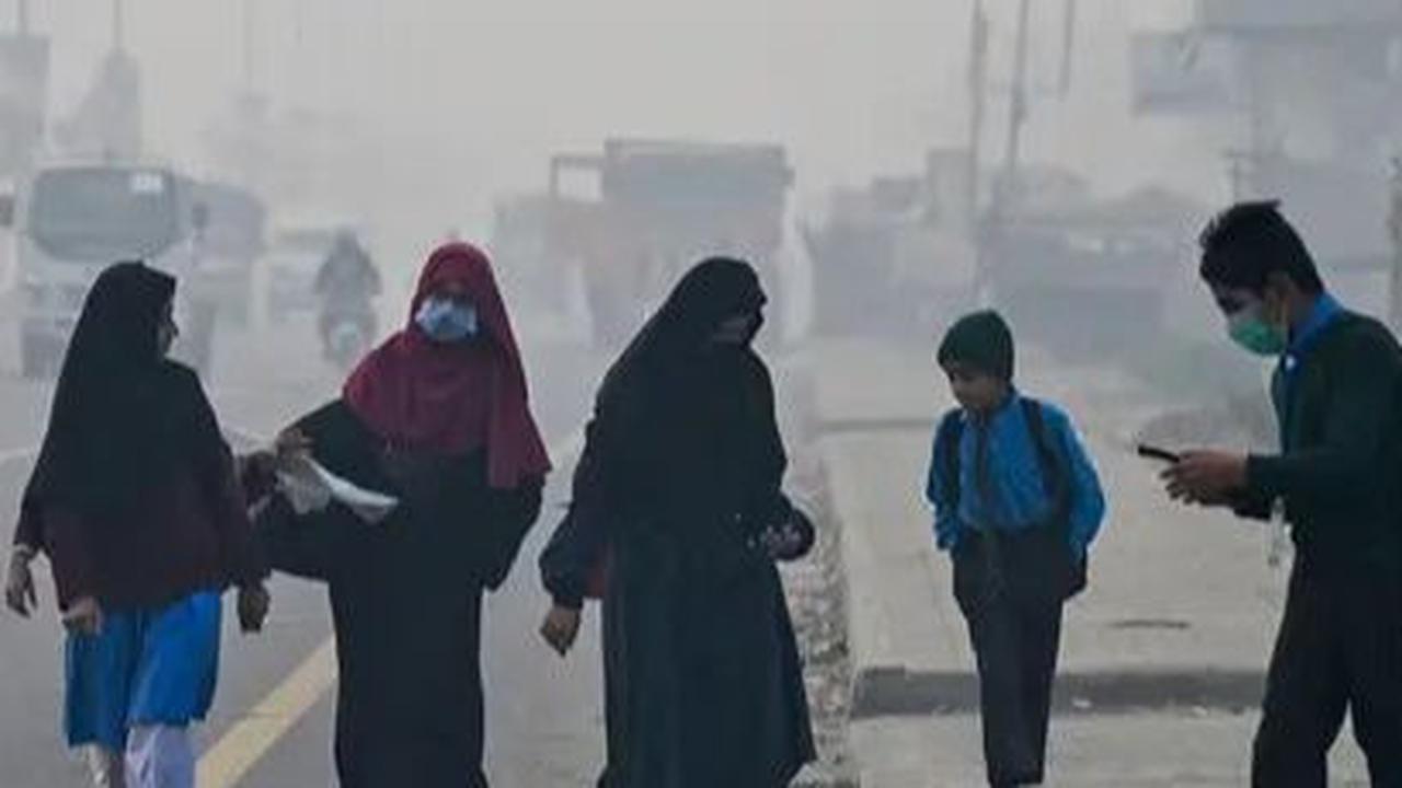 Kabut asap pekat menyelimuti Lahore, Pakistan pada 24 November 2023. Secara kasat mata, kabut asap pekat ini membuat jarak pandang menjadi sangat terbatas.
