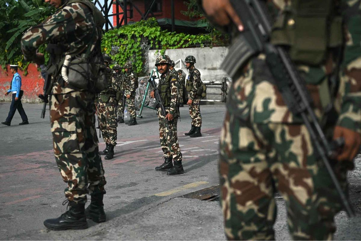 FOTO; Paska Kerusuhan Masif, Militer Nepal Berlakukan Jam Malam Nasional
