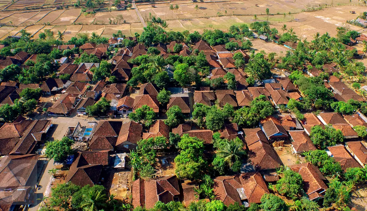 Pemandangan dari udara sejumlah rumah yang akan terkena dampak penggenangan Waduk Jatigede di Desa Cipaku, Sumedang, Jawa Barat, Senin (31/8/2015). Beberapa warga masih ada yang bertahan karena belum tuntasnya soal ganti rugi. (Liputan6.com/Faizal Fanani)