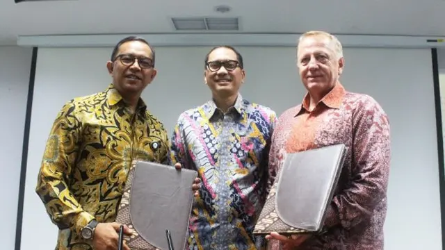(Kiri-Kanan) Direktur Line Operation GMF, Tazar Marta Kurniawan, Direktur Utama GMF, Iwan Joeniarto dan Founder dan Direktur KORR Group