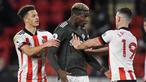 Gelandang manchester United, Paul Pogba (tengah) terlibat pertikaian dengan bek Sheffield United, Jack Robinson (kanan), dalam laga lanjutan Liga Inggris pekan ke-13 di Bramall Lane, Sheffield, Kamis (17/12/2020). Manchester United menang 3-2 atas Sheffield United. (AFP/Peter Powell/Pool)