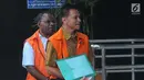 Preskom PT Mugi Rekso Abadi Soetikno Soedarjo (kanan) dan mantan Kadis PU Papua Mikael Kambuaya (kiri) tiba di Gedung KPK, Jakarta, Rabu (2/10/2019). Soetikno dan Kambuaya diperiksa terkait dugaan suap pengadaan mesin pesawat Garuda Indonesia dan korupsi proyek di Jayapura. (merdeka.com/Dwi Narwoko)