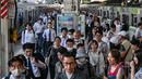 Yamanote Line adalah jantung jaringan tranportasi raksasa di Tokyo karena melewati sebagian besar kawasan bisnis dan hiburan. Foto yang diambil pada tanggal 19 Juni 2024 ini menunjukkan para penumpang yang keluar dari kereta di stasiun Hamamatsucho, salah satu dari 30 stasiun di sepanjang Jalur JR Yamanote di Tokyo. (Richard A. Brooks/AFP)