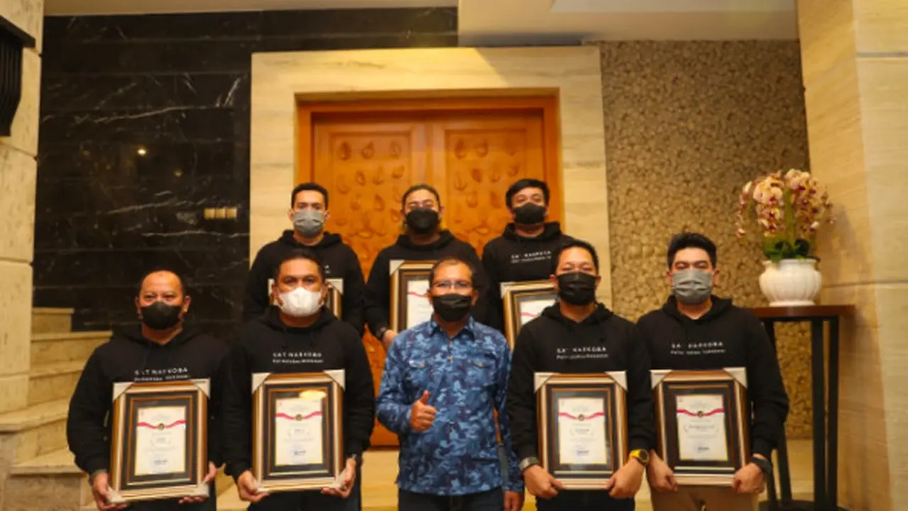 Wali Kota Makassar Danny Pomanto beri penghargaan kepada Sat Narkoba Polrestabes Makassar (Liputan6.com)