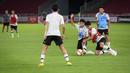 Sejumlah pemain Timnas Indonesia U-22 melakukan latihan resmi menjelang pertandingan uji coba internasional melawan Timnas Lebanon U-22 di Stadion Utama Gelora Bung Karno (SUGBK), Senayan, Jakarta, Kamis (13/04/2023). Laga tersebut rencananya akan berlangsung pada Jumat (14/04/2023) sebagai bagian dari persiapan SEA Games 2023 di Kamboja. (Bola.com/Bagaskara Lazuardi)