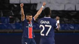 Penyerang Paris Saint-Germain (PSG), Kylian Mbappe, merayakan kemenangan atas Bayern Munchen pada laga Liga Champions di Stadion  Parc des Princes, Rabu (14/4/2021). PSG takluk dengan skor 0-1. (AFP/Frank Fife)