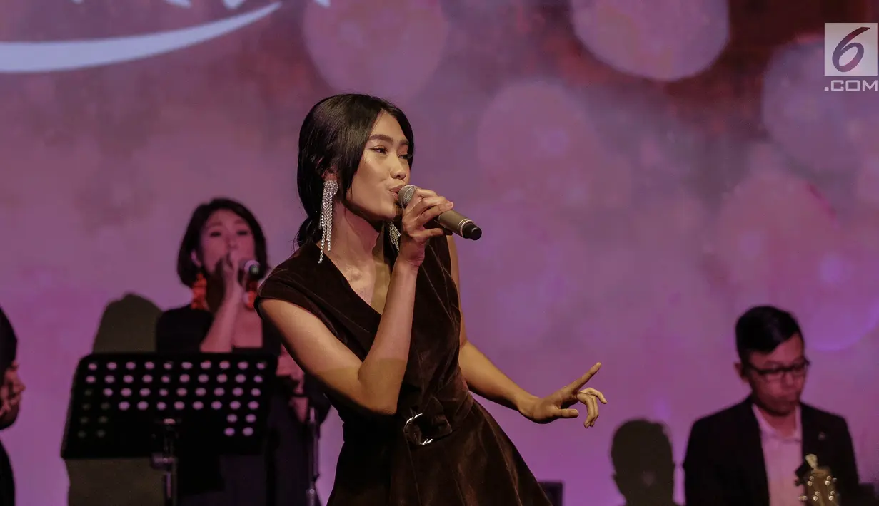 Ekspresi Alika saat tampil menghibur penggemar dalam mini showcase dan peluncuran album di Jakarta, Selasa (20/3). Album tersebut bertemakan 'Perfect Moment' yang berisikan single diantaranya Luka, dan Perfect Moment. (Liputan6.com/Faizal Fanani)