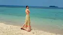Ayu juga tampil kece dengan mengenakan one set bermotif berupa bra top dan maxi skirt.  [@ayutingting92].