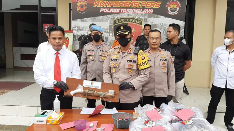 Kapolres Tasikmalaya AKBP Suhardi Hery Haryanto bersama Kasat Reskrim Polres Tasikmalaya AKP Ari Rinaldo menunjukan barang bukti yang digunakan dalam perkara pembunuhan siswi di Tasikmalaya. (Liputan6.com/Jayadi Supriadin)