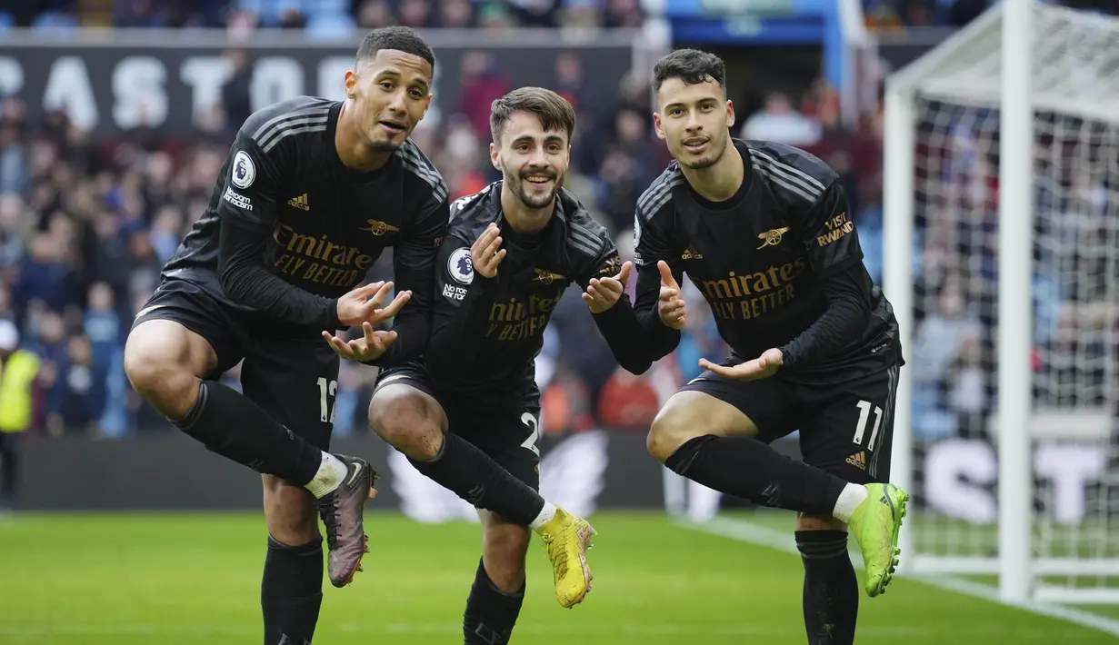 Selebrasi pemain Arsenal setelah Gabriel Martinelli (kanan) menjebol gawang Aston Villa pada pertandingan pekan ke-24 Premier League 2022/2023 yang berlangsung di Villa Park, Sabtu (18/2/2023). (AP Photo/Jon Super)