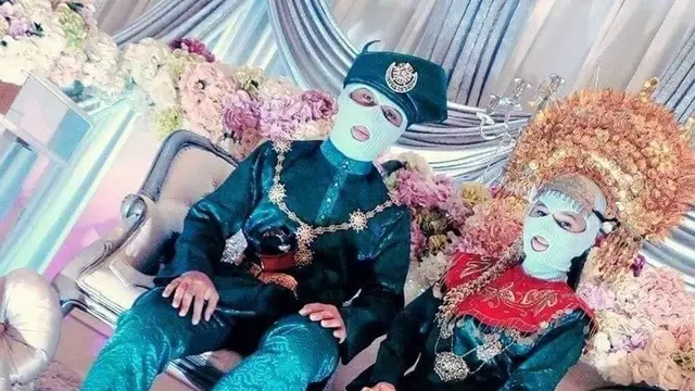 6 Gaya Nyeleneh Pengantin di Pelaminan Ini Bikin Tamu Undangan Ngakak