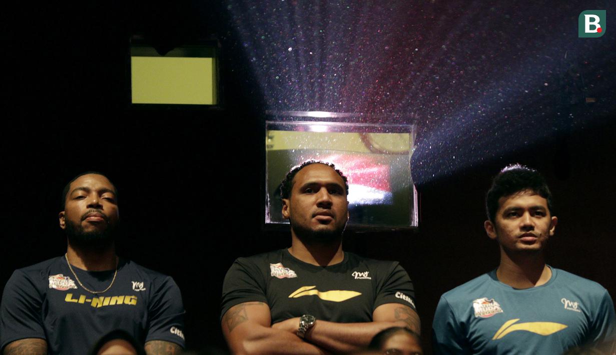 Pebasket Satria Muda, Dior Lowhorn, bersama rekan-rekannya saat peluncuran film 25 tahun Satria Muda di XXI Epicentrum, Jakarta, Kamis (15/11). Peluncuran ini dalam rangka peringatan hari jadi SM yang ke-25 tahun. (Bola.com/Yoppy Renato)