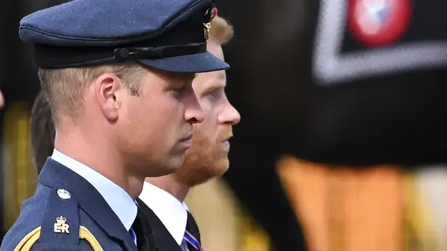 Pangeran Harry dan Pangeran William berjalan di belakang peti mati mendiang Ratu Elizabeth II. (Foto: Justin Tallis/Pool Photo via AP)