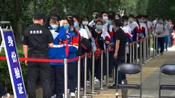 Siswa berbaris untuk memasuki sekolah untuk mengikuti hari pertama Ujian Masuk Perguruan Tinggi Nasional (NCEE), yang dikenal sebagai “Gaokao” di Beijing (7/6/2021).  (AFP/Wang Zhao)