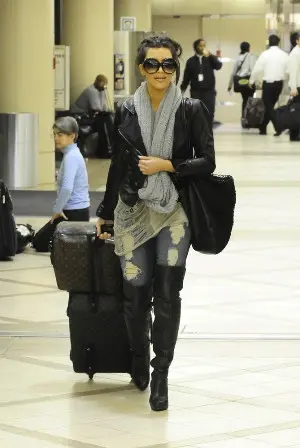 Kim selalu membawa gulingnya yang berukuran besar saat ia bepergian
