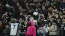 Seseorang berpakaian seperti penjaga Squid Games dengan berdiri di area penonton selama pertandingan lanjutan Liga Inggris 2024/2025 antara Tottenham Hotspur melawan Liverpool di Stadion Tottenham Hotspur, London, Inggris Minggu (22/12/2024). Seperti diketahui, aksi tersebut ternyata merupakan promo musim kedua serial Korea Selatan tersebut. (AP Photo/Dave Shopland)