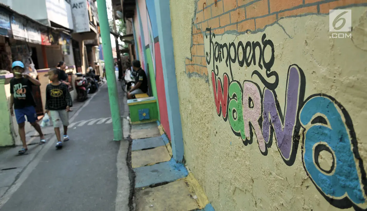 Suasana di Kampung Pelangi, Johar Baru, Jakarta, Rabu (2/5). Selain gambar animasi dengan cat warna-warni, warga juga menanam tanaman hias di sepanjang jalan. (Merdeka.com/Iqbal Nugroho)