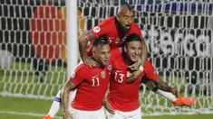 Para pemain Chili merayakan gol yang dicetak oleh Erick Pulgar ke gawang Jepang pada laga Copa America 2019 di Stadion Morumbi, Selasa (18/7). Chili menang 4-0 atas Jepang. (AP/Nelson Antoine)