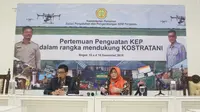 (Kiri) Kepala BPPSDMP Prof Dr Dedi Nursyamsi MS sebagai keynote speaker Penguatan KEP Mendukung Kostratani di Bogor, 17 Desember 2019.