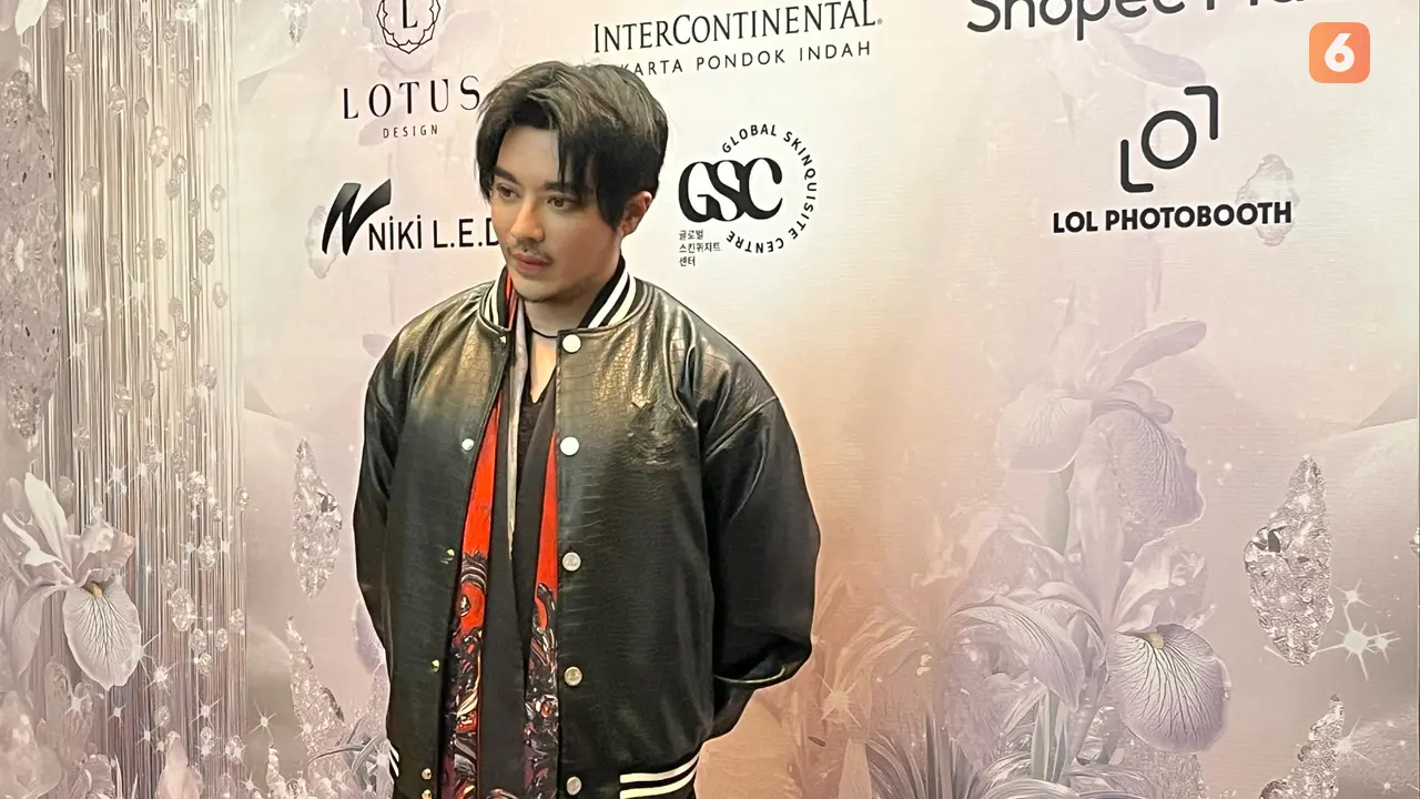 Desainer Tex Saverio Rilis Koleksi Scarf, Bakal Rambah ke Modest Fashion?