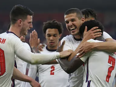 Para pemain Inggris merayakan gol ke gawang Austria yang dicetak striker Bukayo Saka (kedua dari kanan) dalam laga uji coba menjelang berlangsungnya Euro 2020 di Riverside Stadium, Middlesbrough, Rabu (2/6/2021). Inggris menang 1-0 atas Austria. (AP/Lindsey Parnaby/Pool)