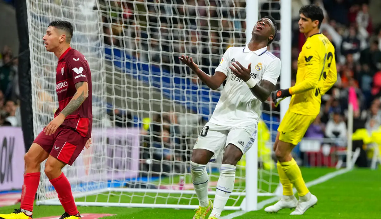 Pemain Real Madrid Vinicius Junior (tengah) bereaksi saat melawan Sevilla pada pertandingan sepak bola Liga Spanyol di Stadion Santiago Bernabeu, Madrid, Spanyol, 22 Oktober 2022. Real Madrid menang 3-1 atas Sevilla. (AP Photo/Manu Fernandez)