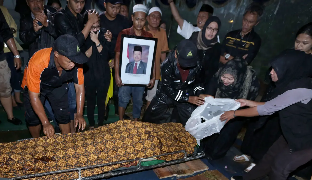 Sutan Bhatoegana meninggal dunia pada Sabtu (19/11) pukul 08.00 WIB dalam usia 64 tahun. Almarhum meninggal setelah menjalani perawatan di RS BMC, Kota Bogor sejak 2 November akibat kanker hati. (Bambang E. Ros/Bintang.com)