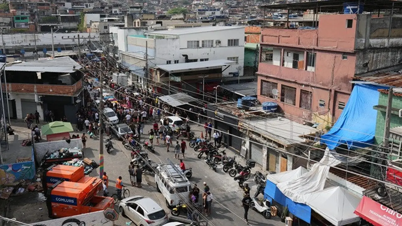 Warga pada Rabu (29/10/2025), mengelilingi jenazah korban yang tewas sehari sebelumnya dalam operasi polisi yang menargetkan geng Red Command di favela Complexo da Penha, Rio de Janeiro, Brasil.