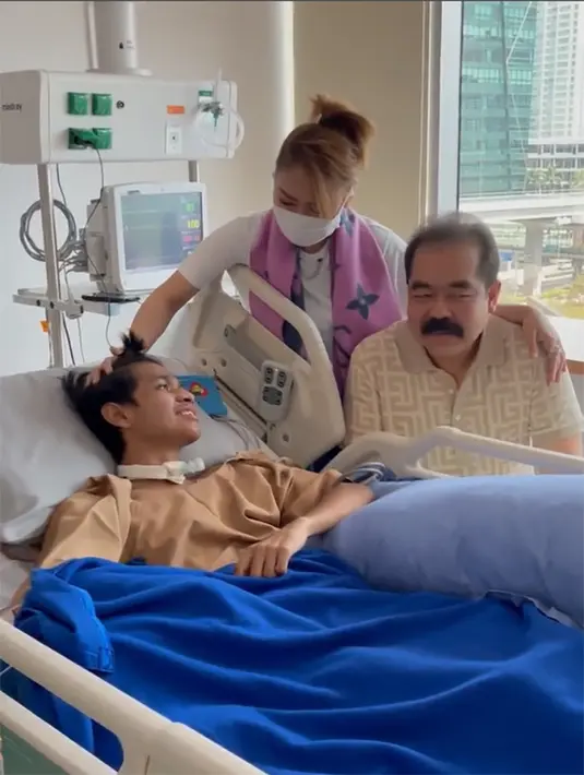 "Semoga Allah kasih sembuh sehat waras dan bisa aktivitas lagi aamin😘😇 monggo doa sama2 buat David ben makin sehat tambah sehat. Allah Maha Baik❤️ kamu hebat mas @tidvrberjalan.," tutup Inul Daratista. [Instagram/inul.d]