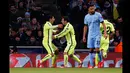 Penyerang Barcelona, Luis Suarez merayakan gol bersama Lionel Messi di laga 16 besar Liga Champions di Stadion Etihad, Manchester, Inggris  (24/2/2015). Barcelona unggul 2-0 atas Man City.(Reuters/Phil Noble)