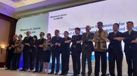 Simposium 50 Tahun Hubungan ASEAN-Jepang. Hadir sejumlah tokoh yang berpose gandeng tangan ala ASEAN: Dubes Jepang untuk RI Kanasugi Kenji, Mantan Menlu RI Marty Natalegawa, Founder FPCI Dino Patti Djalal, Dubes Jepang untuk ASEAN Kiya Masahiko, dan Dirjen Kerja Sama ASEAN Kemlu RI Sidharto Suryodipuro. Dok: Tommy Kurnia/Liputan6.com