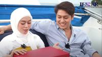 Setelah naik ke atas kapal, Rizky Billar tak hanya membelikan Lesti kapal baru. Di area santai, Lesti Kejora mendapatkan kado lain dari suaminya. (Foto: Youtube/Leslar Entertainment)