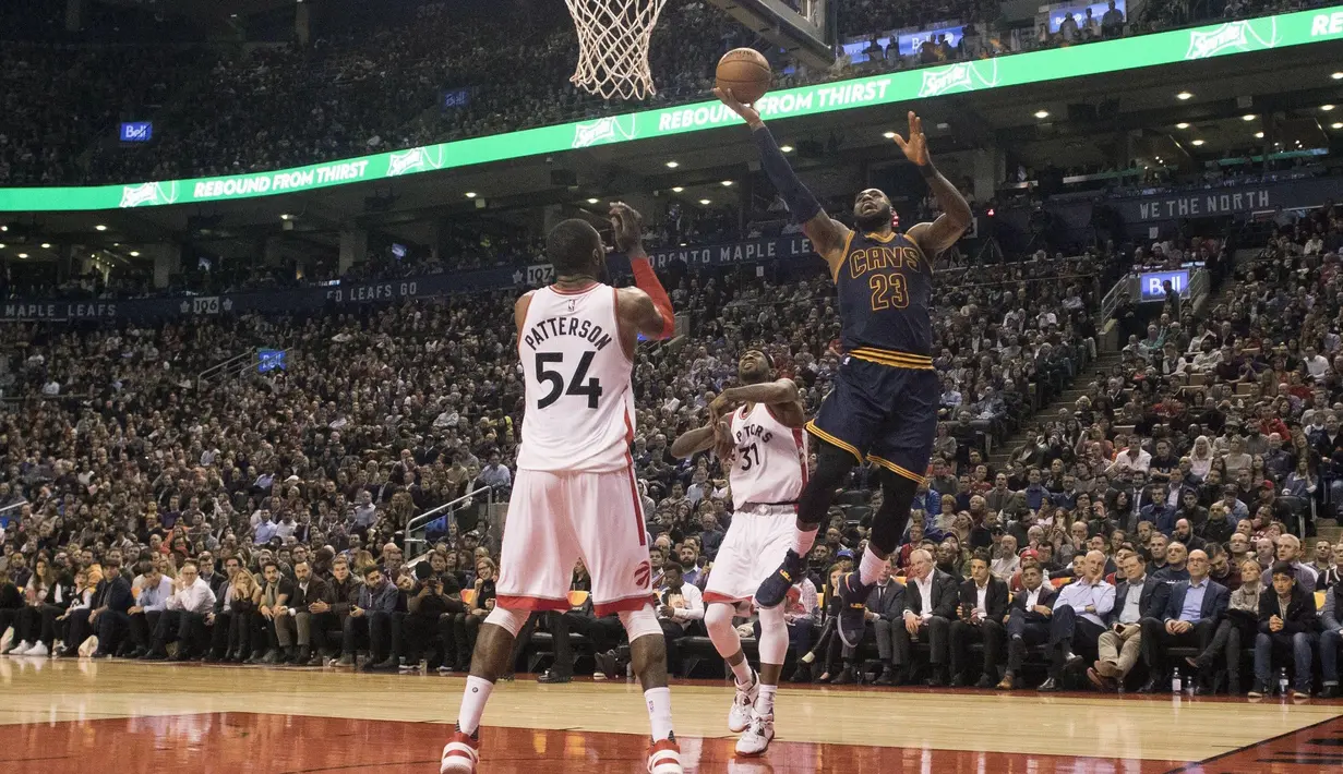 Aksi Pemain Cleveland Cavaliers, LeBron James #23 mencetak poin saat melawan Toronto Raptors pada laga NBA di Air Canada Centre, (6/12/2016). (Chris Young/The Canadian Press via AP)