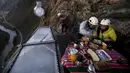 Pengunjung menikmati sarapan di atas kapsul tidur di Skylodge Adventure Suites di Lembah Suci di Cuzco, Peru, 14 Agustus 2015. Hotel  tergantung dengan ketinggian 400 meter ini memiliki tarif sekitar Rp 4 juta per malam. (REUTERS/Pilar Olivares)