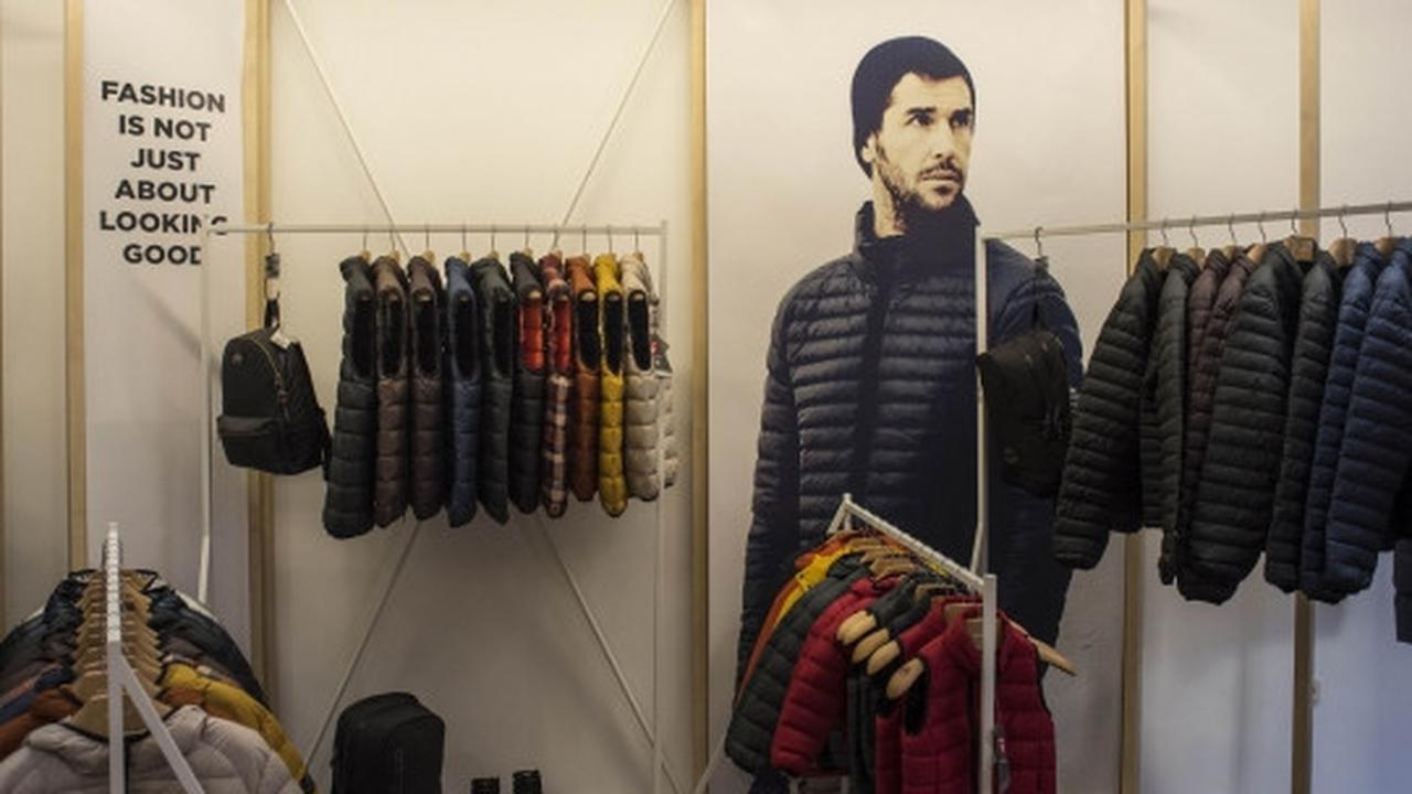 Keren, produsen fashion Spanyol ini bikin baju dari limbah plastik