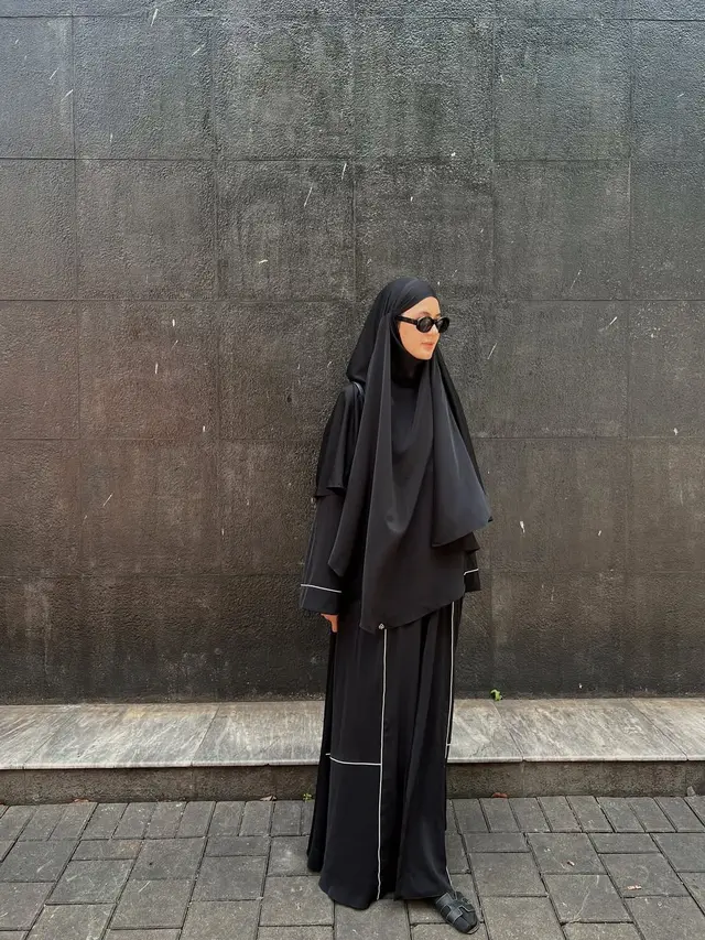 Gaya Syar'i Stylish Paula Verhoeven, Padukan Abaya Hitam dengan Tas dan Sandal Hermes